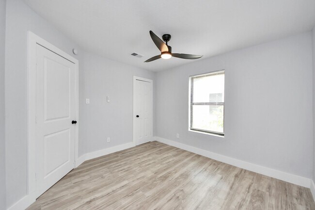 Building Photo - 503 Schilling Ave