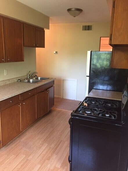 Kitchen - 5747 Glenwood Ave