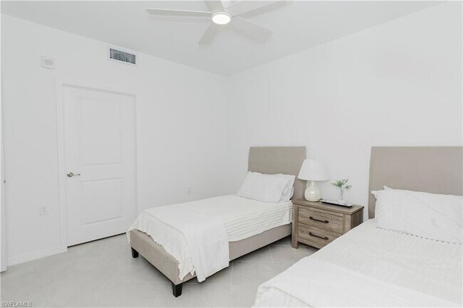 Building Photo - 15285 Green Acre Avenue Unit 418