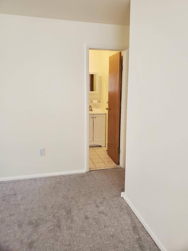 Building Photo - 949 Eldert Ln