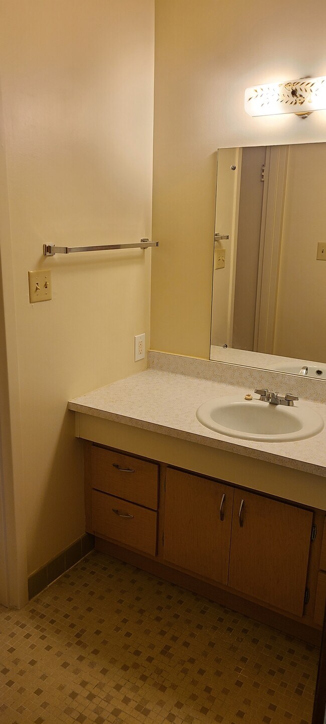 Building Photo - 1073 Sheridan Rd