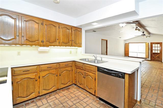 Building Photo - 7610 Meadow Oaks Dr
