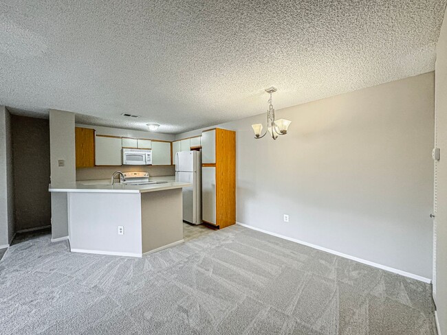 Building Photo - Bright and Cozy 1 Bed 1 Bath With Private ...