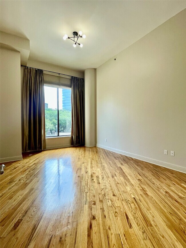 Building Photo - 5005 Hidalgo St