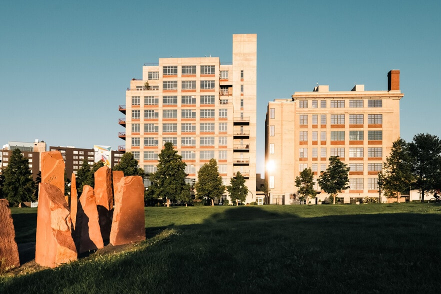 Primary Photo - 2000 Little Raven St