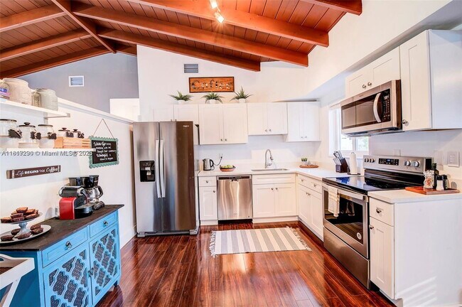 Building Photo - Northeast 169th Street, North Miami Beach, FL 33162 - 3 BR 2 BA single-family home