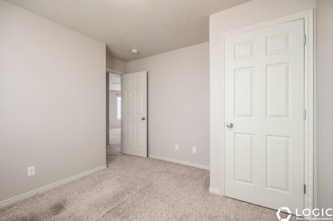 Building Photo - Spacious Condo in Great Location!