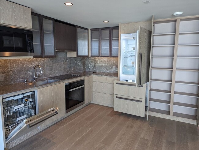Building Photo - 2212