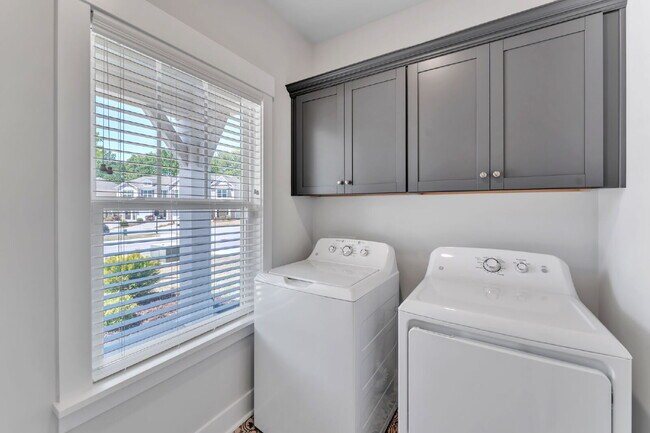 Building Photo - Elegant 3 Bed / 2.5 Bath Luxury Townhome + Bonus Room in Indigo Pointe with Main-Level Primary Su...