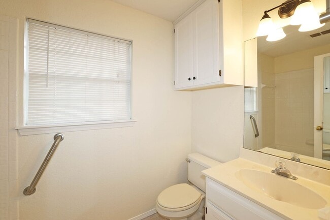 Building Photo - 5706 Laguna Dr