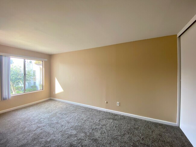 Building Photo - 2521 W Sunflower Ave