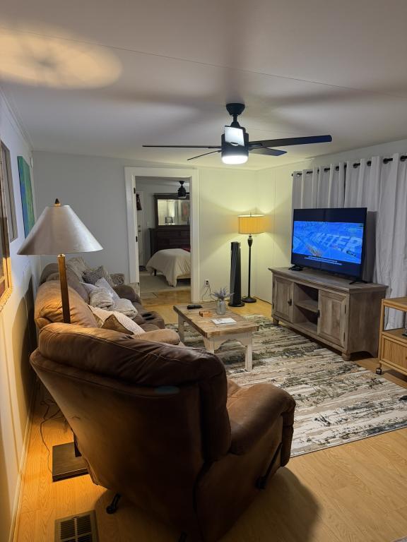 Building Photo - 1219 Thomas Dr