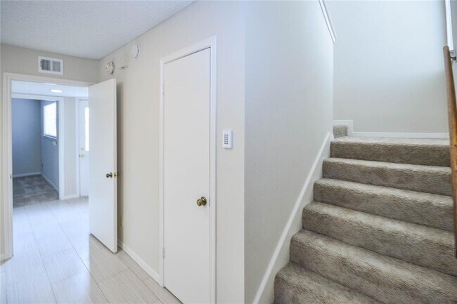 Building Photo - 9262 Westwood Village Dr