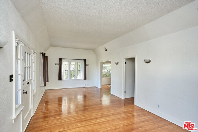 Building Photo - 1253 Keniston Ave