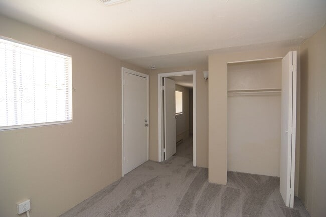 Building Photo - Huge 4 Bedroom 2  Bath! Close to the University!