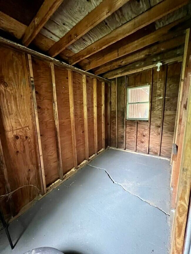 Building Photo - 2754 McCausland Ave