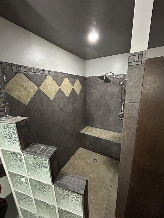 Building Photo - "Charming 4-Bedroom Retreat with Granite F...