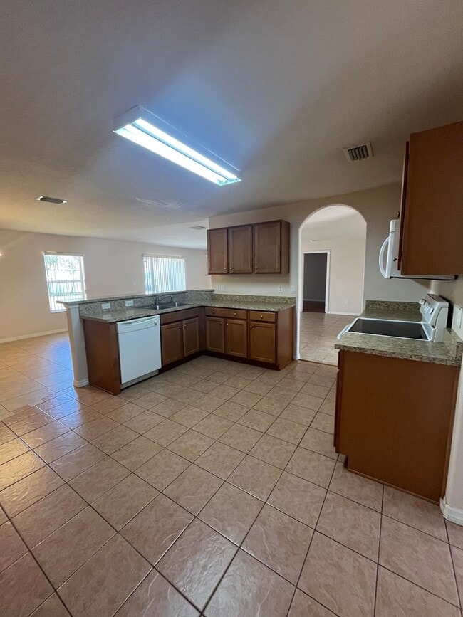 Building Photo - Beautiful Open Floor Plan 4 bedrom 2 Bath!