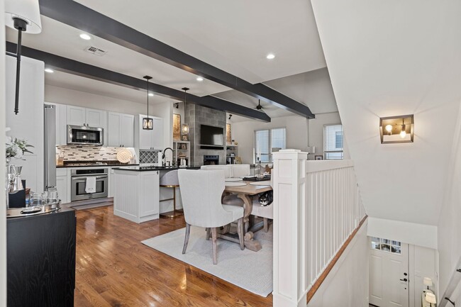 Building Photo - This luxurious townhouse on Cherry St.