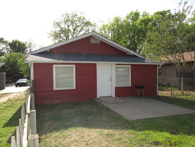 Building Photo - (2) Bed/(1) Bath + Study Avail NOW! Close to Core Norman and OU!