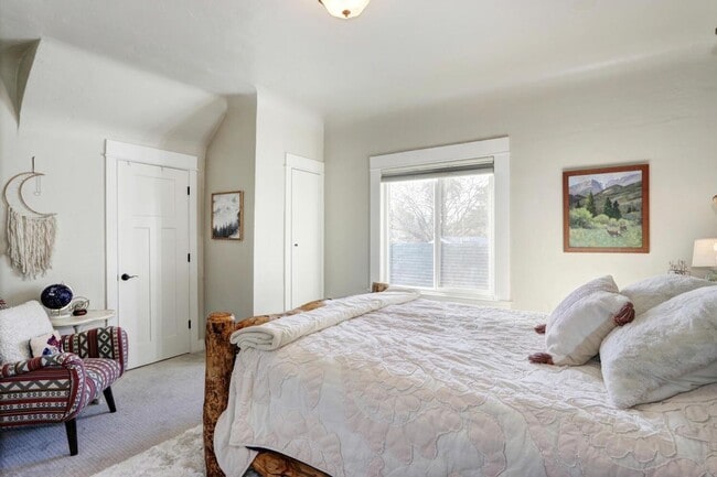 Building Photo - Beautifully Renovated 5 Bedroom Midtown Home