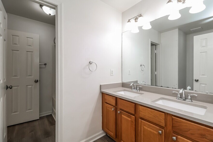 Building Photo - 814 Oakshire Cir