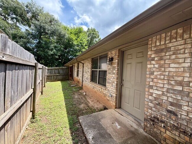 Building Photo - 2 Bedroom, 2 Bathroom Duplex!