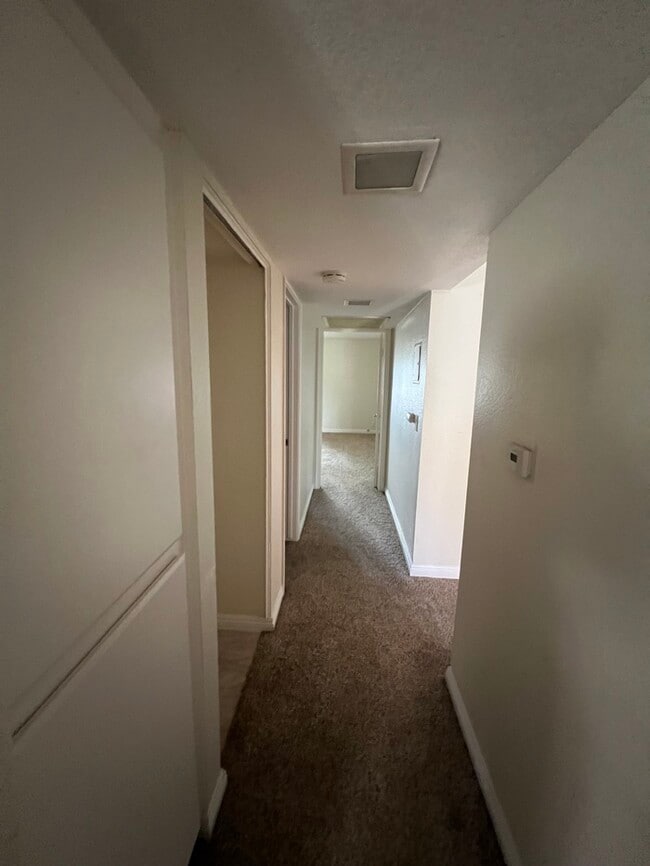 Building Photo - Beautiful Condo in a Private, Gated Commun...
