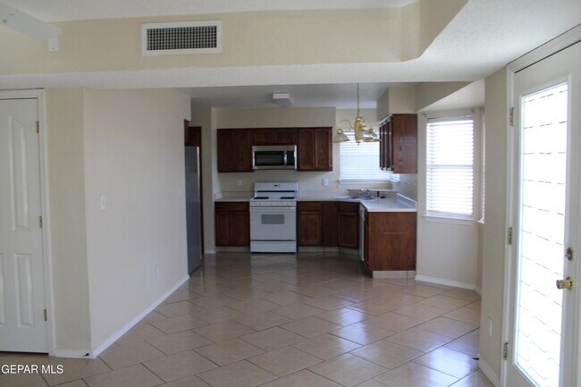 Building Photo - 12101 Picasso Dr