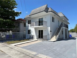 Building Photo - 910 NW 24th Ct