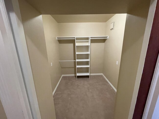 Building Photo - 561 Rocky Knoll Ln