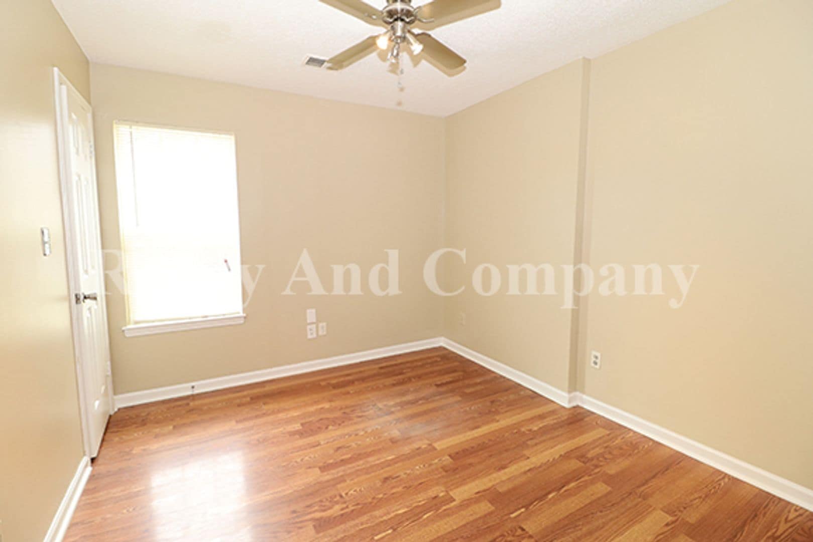 Building Photo - 5961 Kentwood Dr
