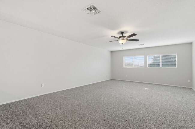 Building Photo - HUGE 6 Bedroom Home - Westgate and Freeways Nearby!