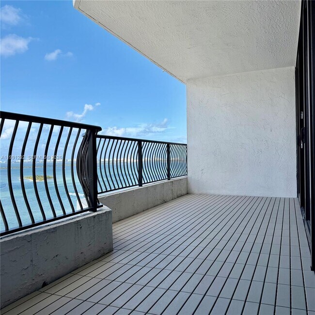 Building Photo - 555 NE 15th St