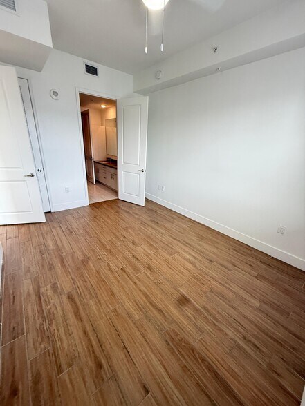 Building Photo - 2122 NE 170th St