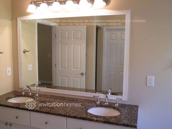 Building Photo - 2000 Hidden Valley Dr SW