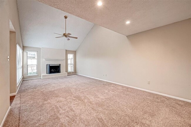 Building Photo - 13922 Hollowgreen Dr