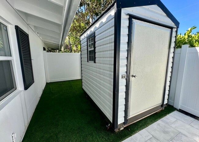 Building Photo - 212 Kings Lynn