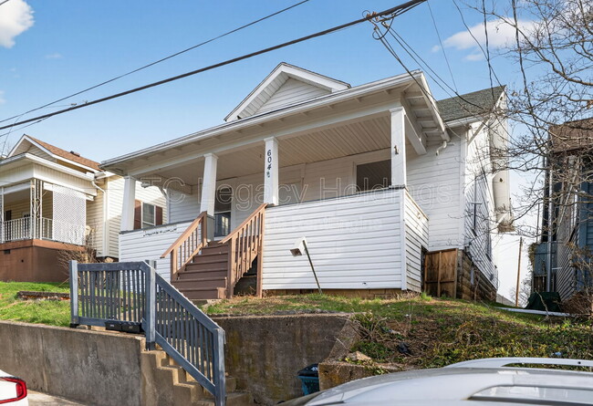 Building Photo - 604 Hart St