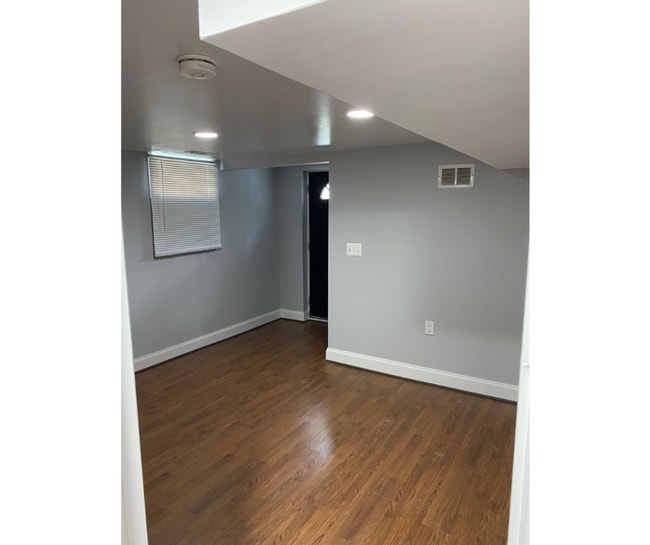 Building Photo - 4319 Kenwood Ave