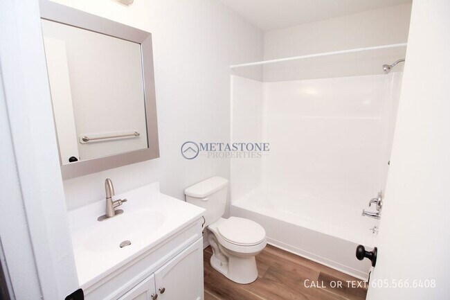 Building Photo - 308 S Lewis Ave