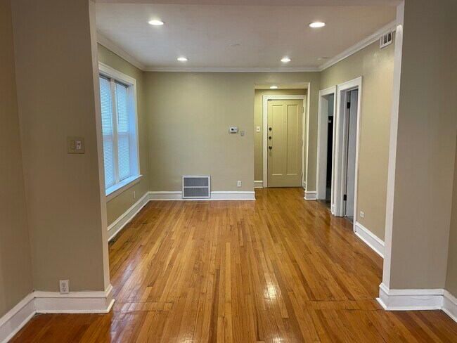 Dining Room - 8120 S Crandon Ave