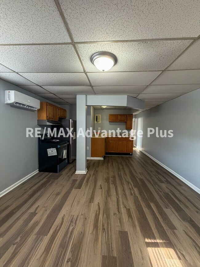 Building Photo - 400 S Main St