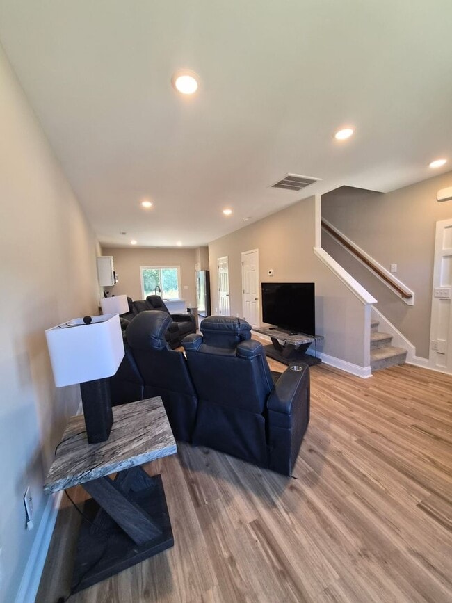 Building Photo - 187 Loren Rd