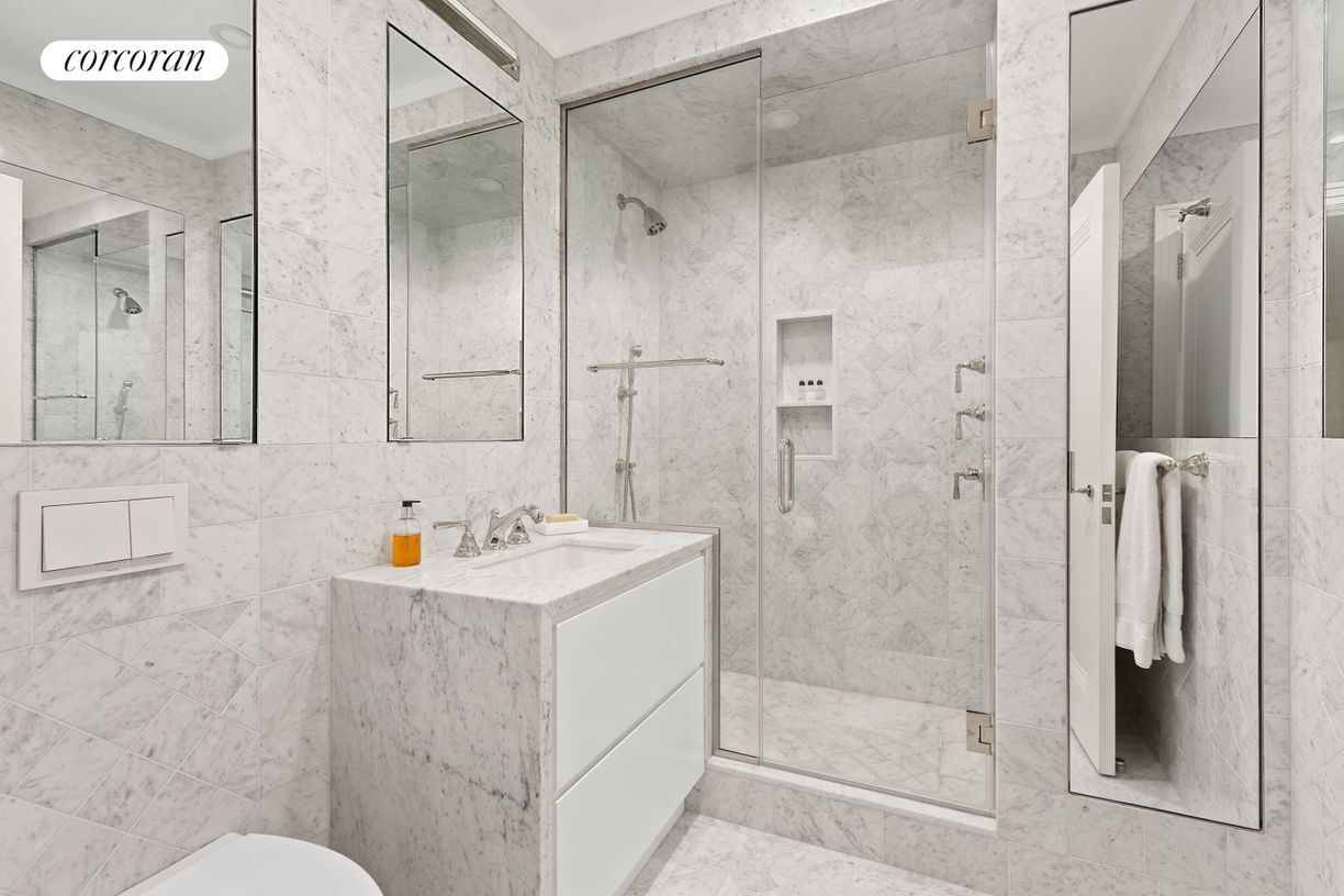 Building Photo - 28 E 10th St