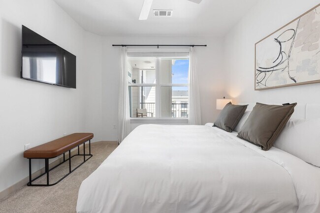 Building Photo - 1301 Leah Ave