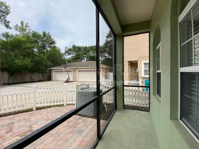 Building Photo - 332 E Kaley St