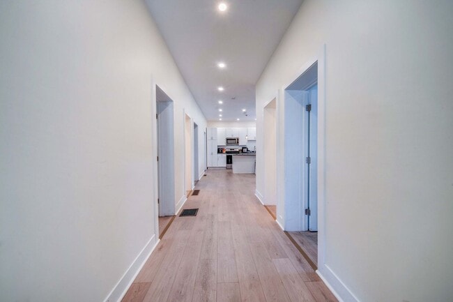 Building Photo - Massive Newly Renovated 11-Bedroom House o...