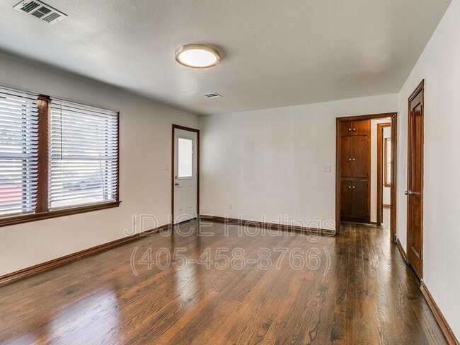Building Photo - 204 E Douglas Dr