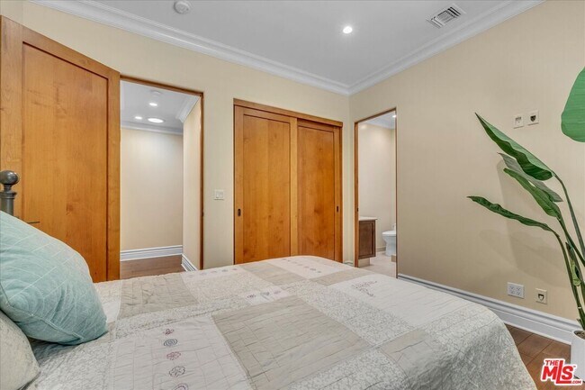 Building Photo - 5310 Leghorn Ave